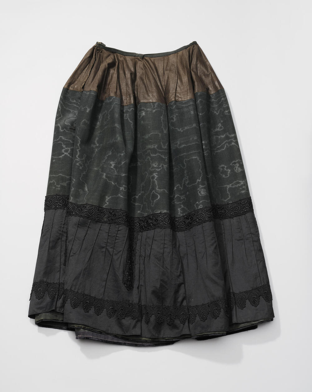 Rok van zwart moiré met versierde rand, Cadzand, circa 1890