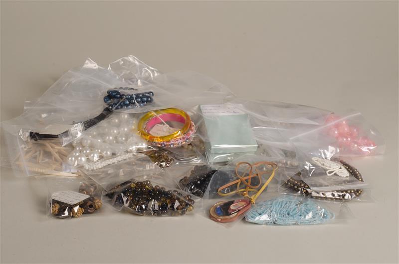 Doos met diverse sieraden te gebruiken voor tentoonstellingen