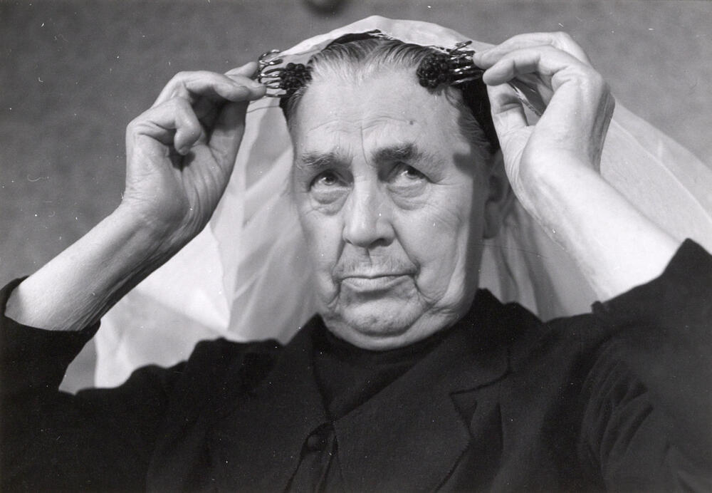 Weduwe Van Dijk uit Oud-Vossemeer in Thoolse dracht, 1955