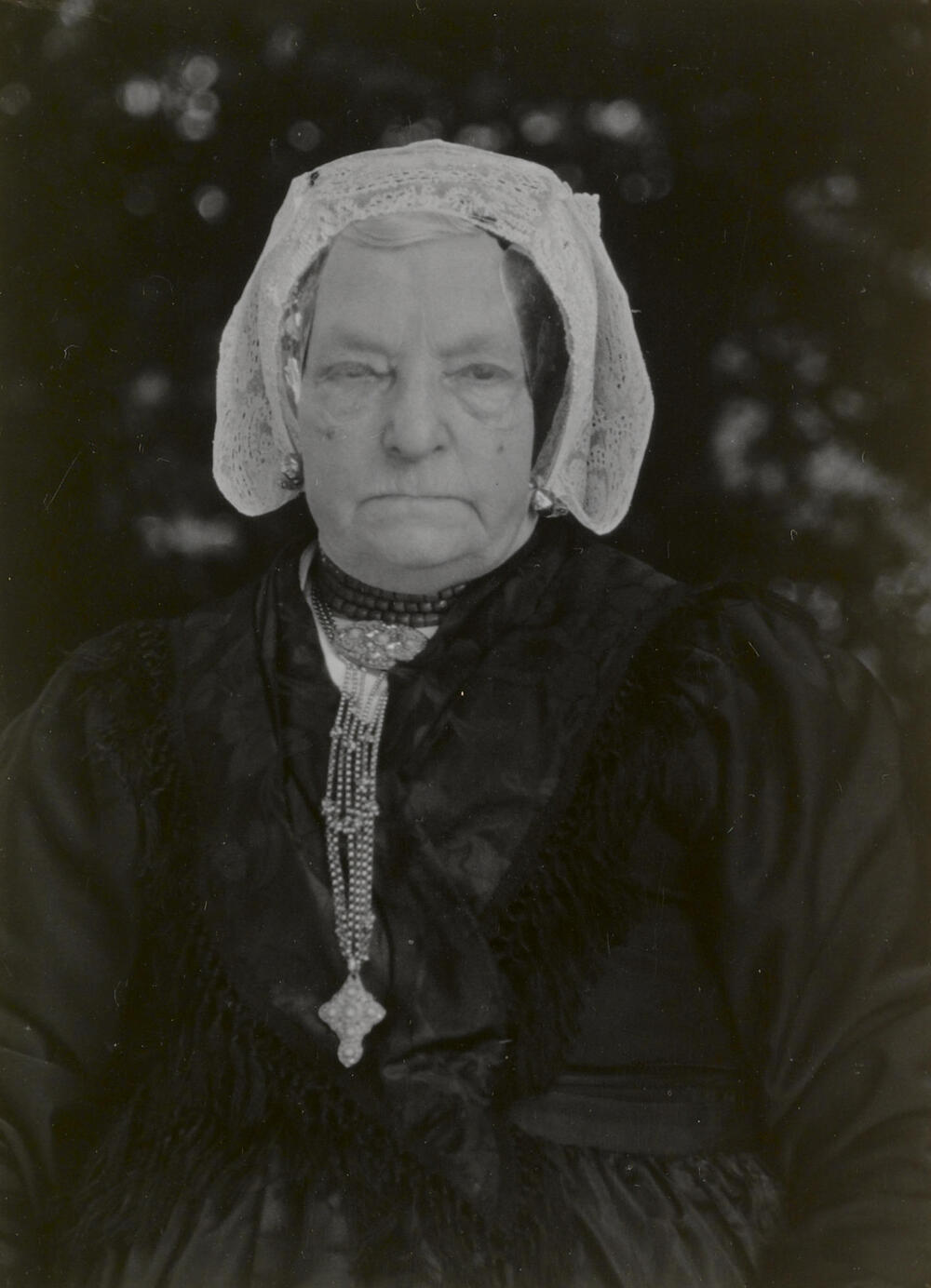 Geertruida van den Hoven in streekdracht uit Eemnes, 1952