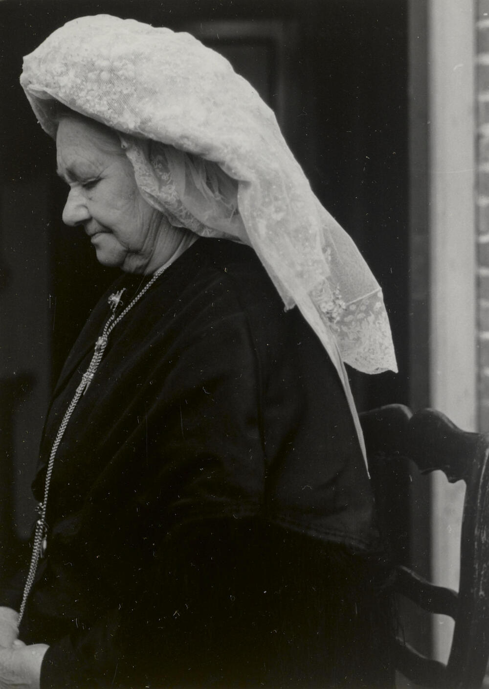 Vrouw uit Oirschot in zondagse dracht, 1950
