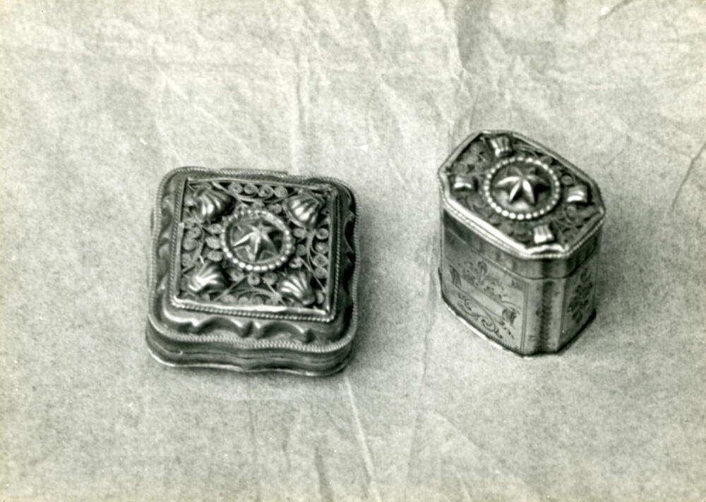 Zilveren reukdoosjes, Huizen, 1945