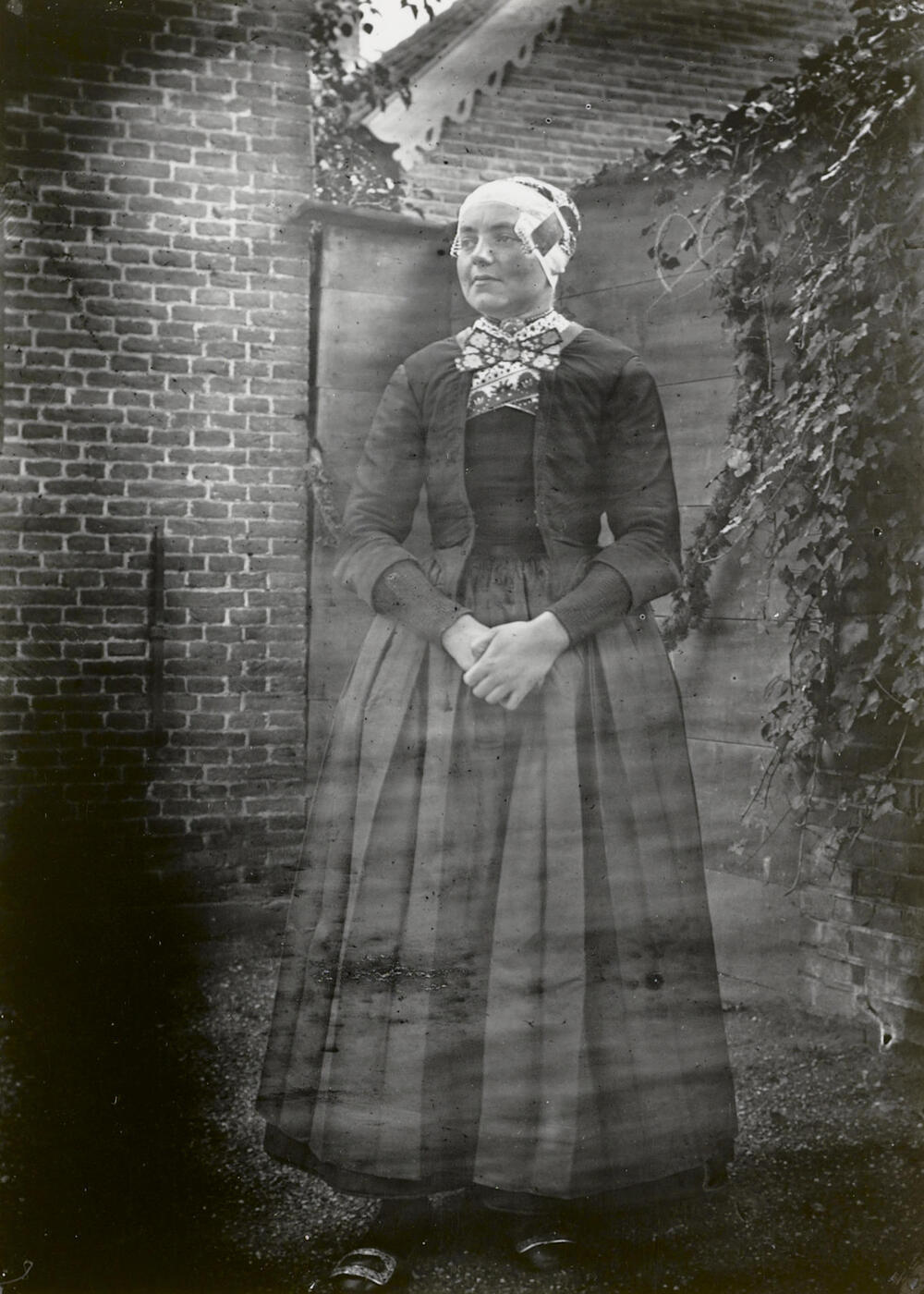 Vrouw uit Oldebroek in Veluwse streekdracht, circa 1915