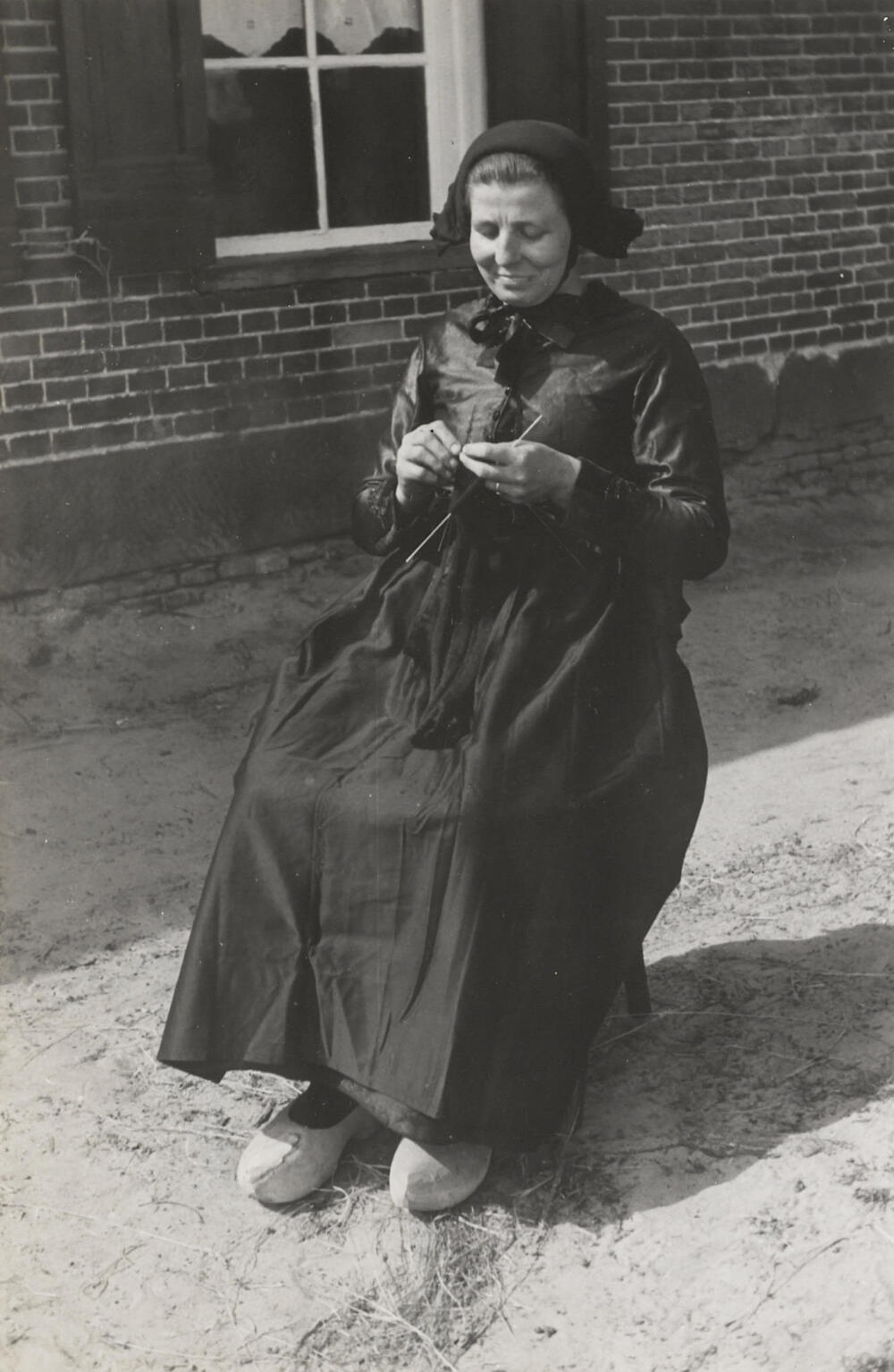 Vrouw verkleed in Drentse dracht, Oud Schoonebeek, 1946
