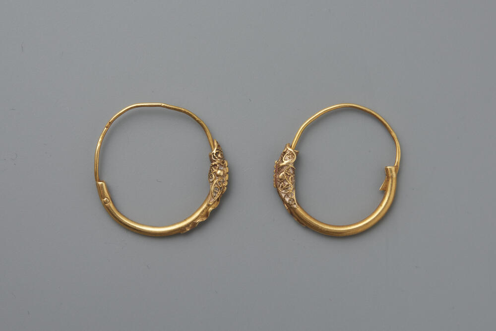 Paar gouden oorringen, Walcheren, 1850–1880