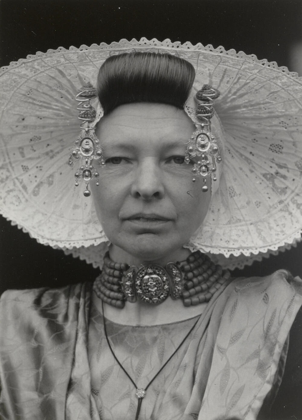 Elizabeth Baas in Nieuwlandse dracht, 1950