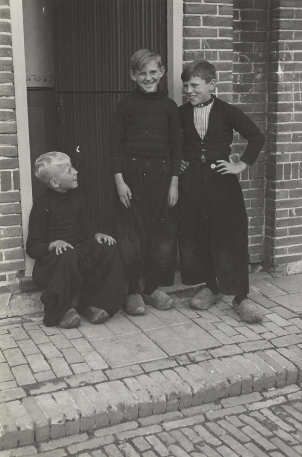 Jongens in streekdracht Volendam, 1946
