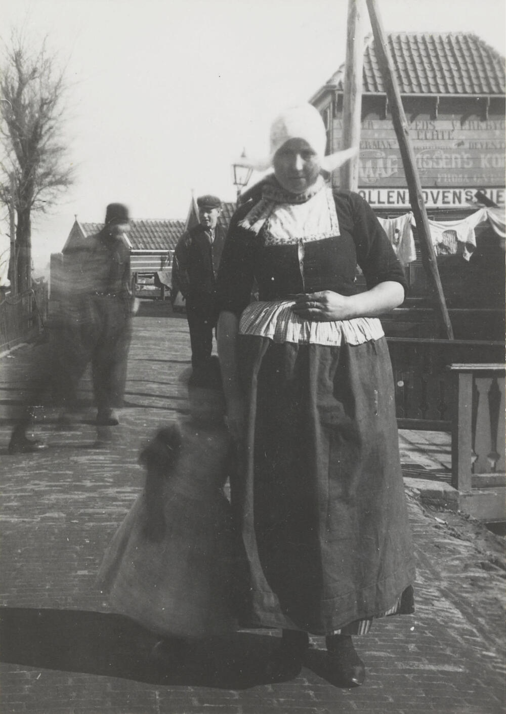 Vrouw en kind in Volendammer dracht, 1913–1916