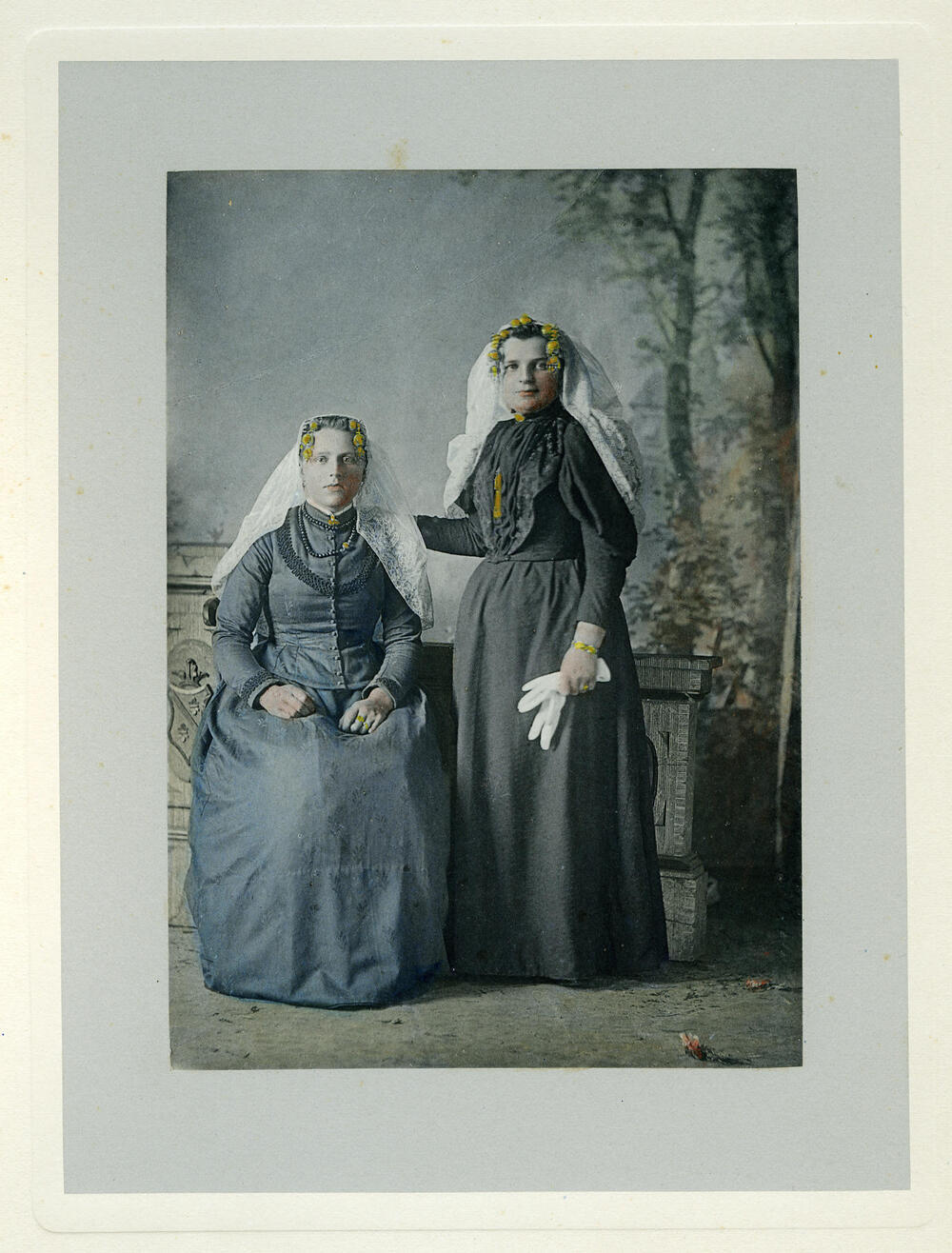 Twee meisjes in Thoolse dracht, 1894