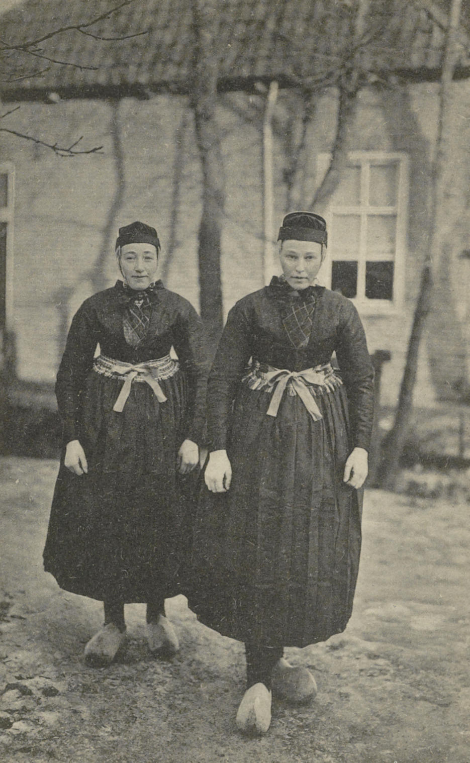 Twee vrouwen in streekdracht, Staphorst
