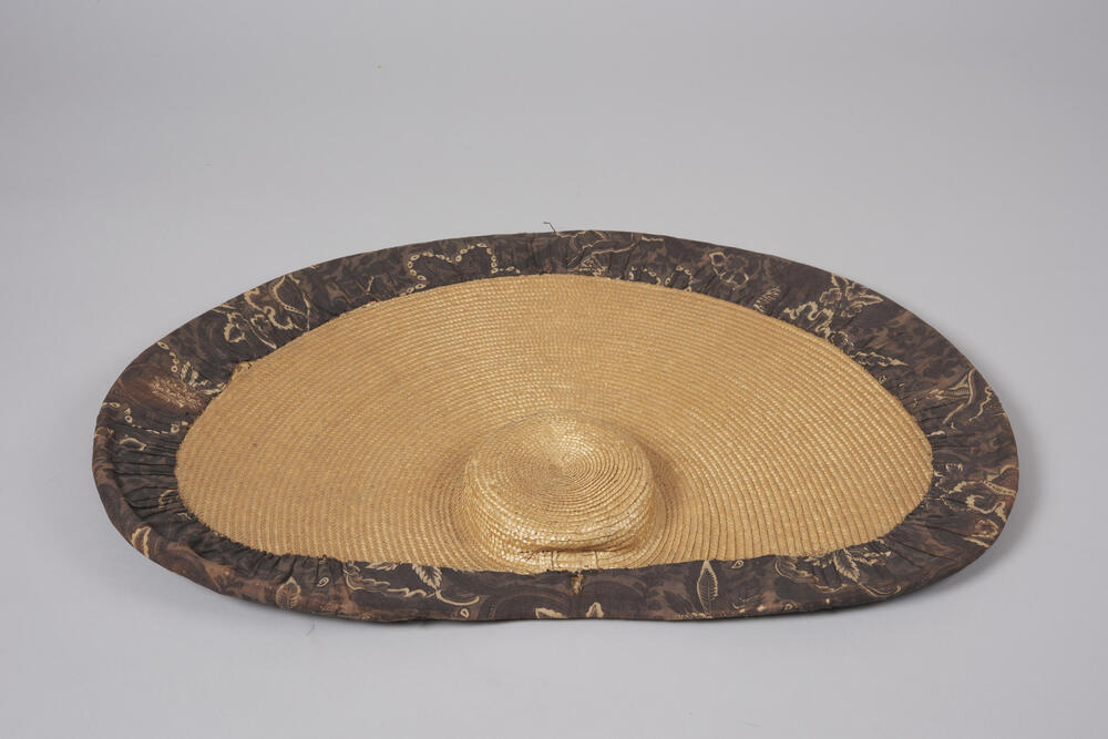 Zonhoed met paarse voering, Friesland, circa 1800