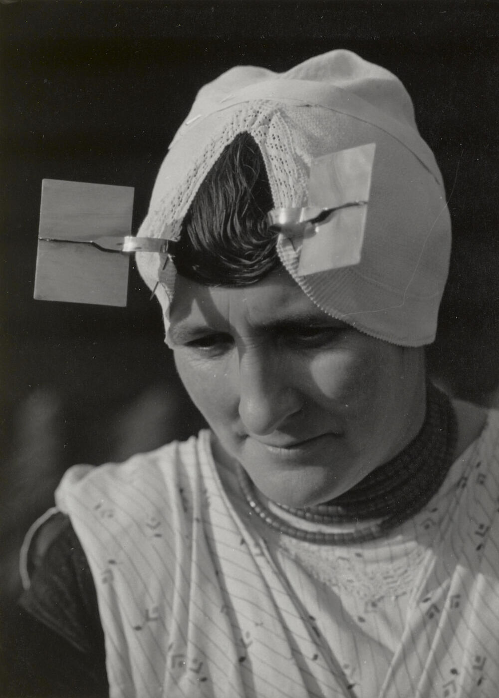 Vrouw in katholieke Zuid-Bevelandse dracht, Heinkenszand, 1950