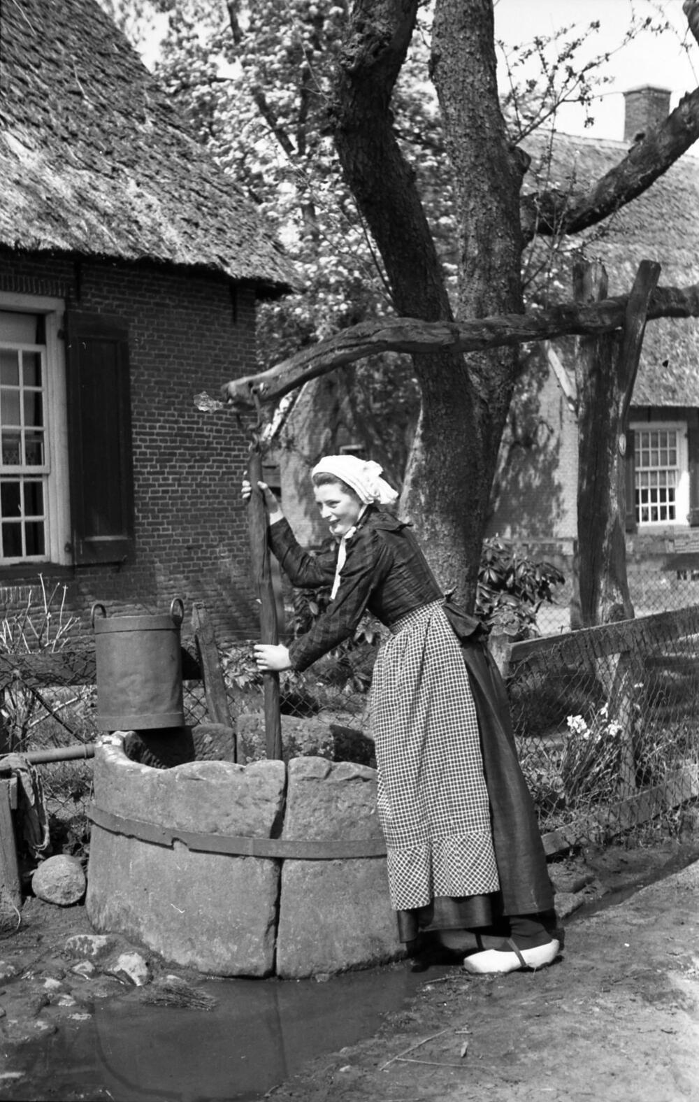 Vrouw verkleed in Drentse dracht, Oud Schoonebeek, 1946
