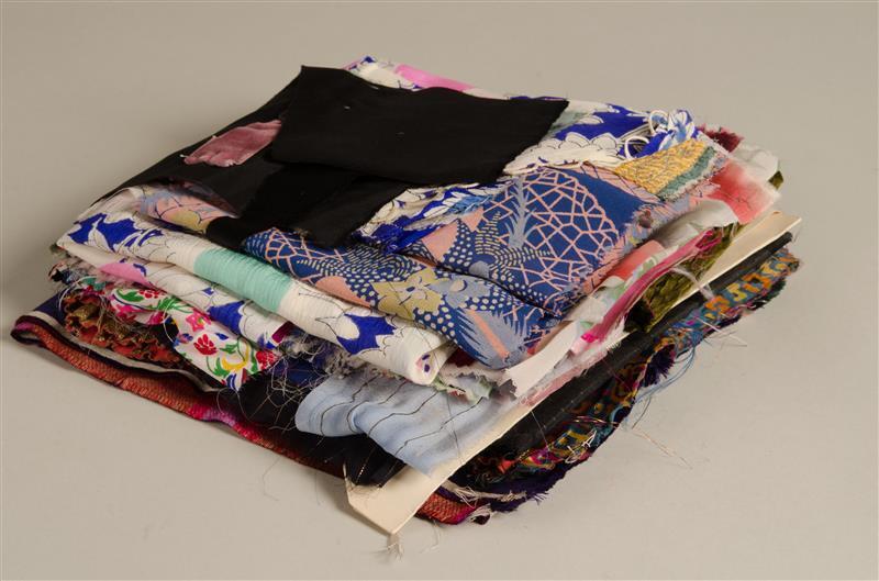 53 lapjes of textielfragmenten
