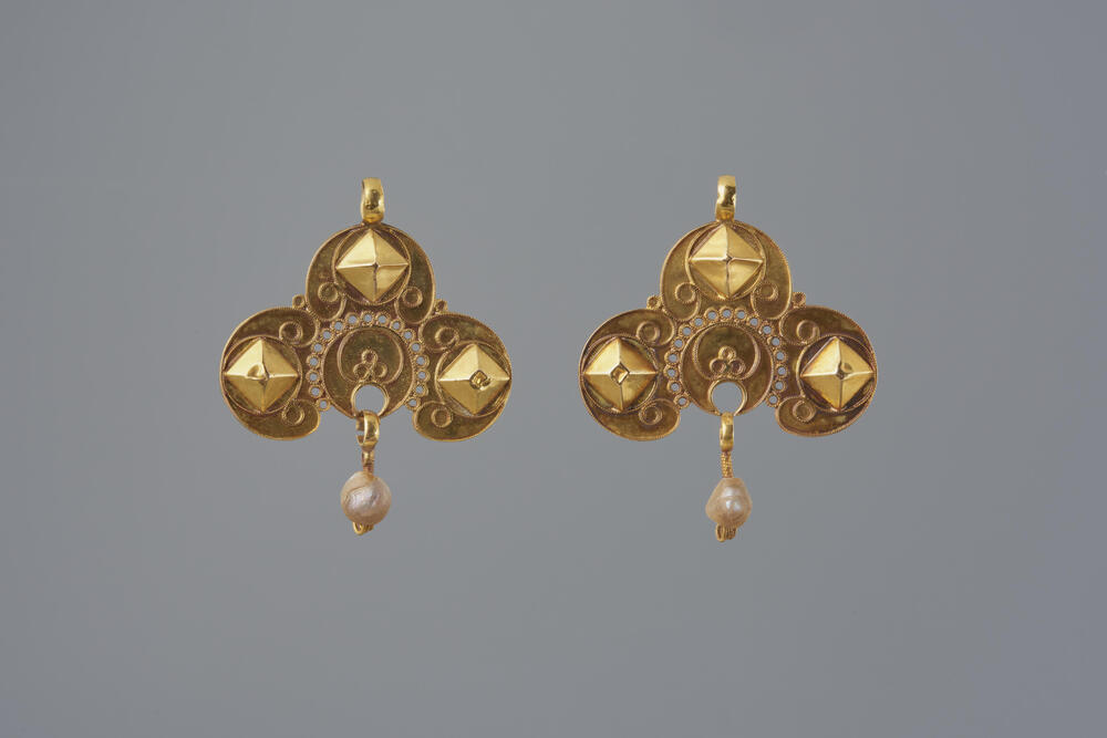 Paar gouden 'strikken', Walcheren, 1853–1906