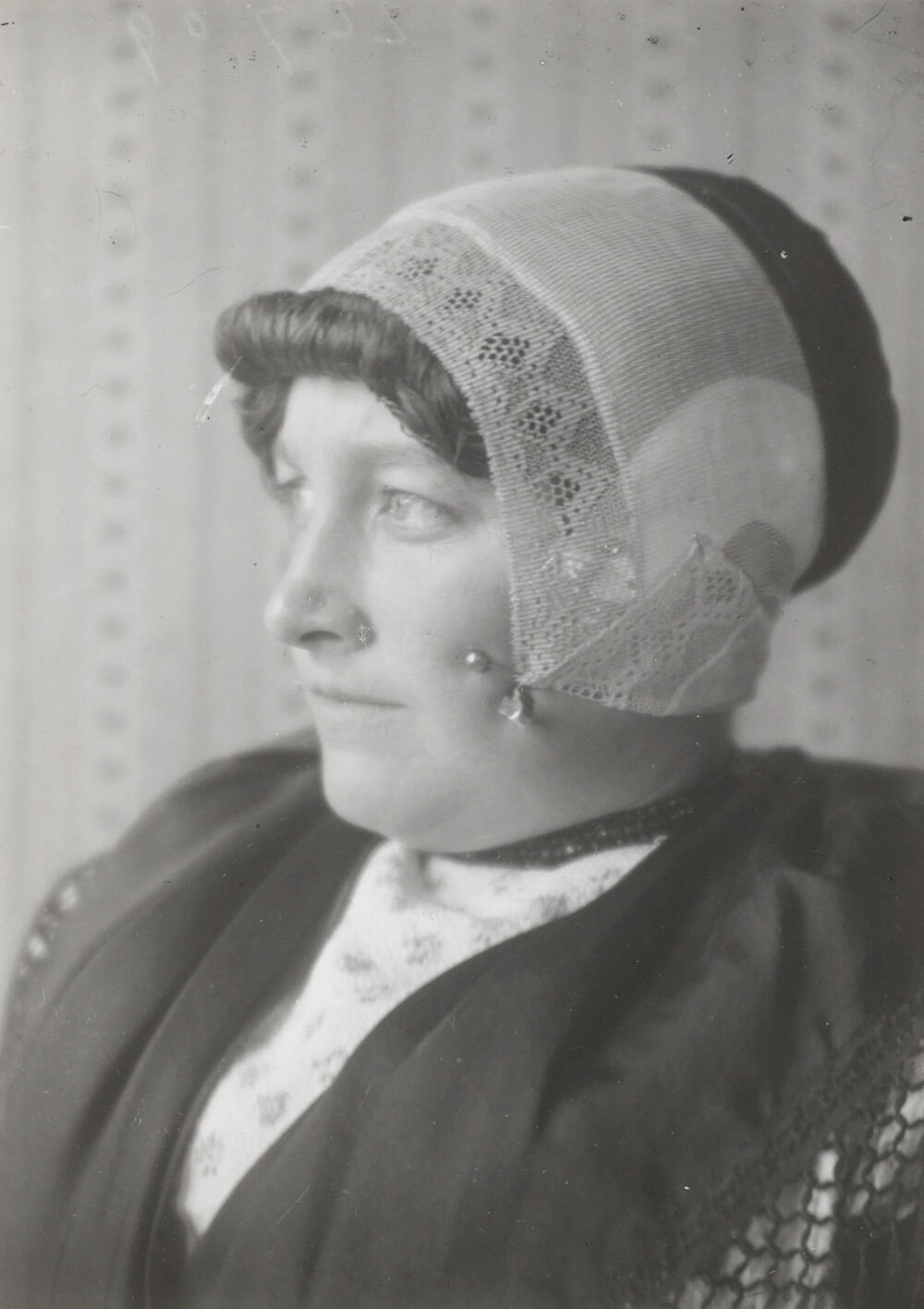 Geertje Romkes-Brouwer in Urker dracht, circa 1916