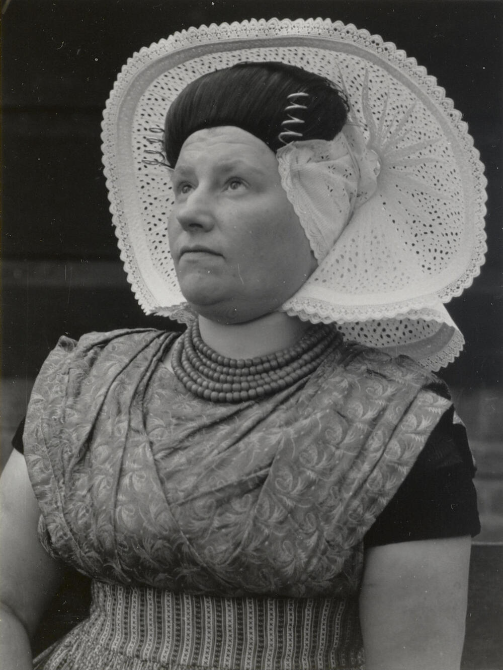 Johanna Martina Polderdijk-Brasser in Nieuwlandse dracht, 1950