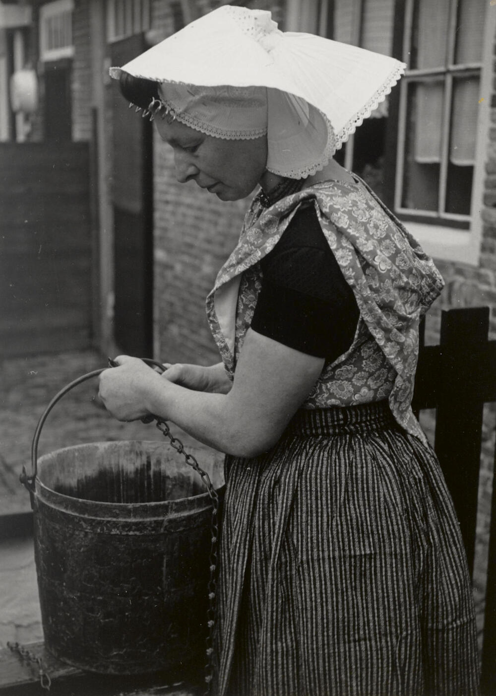 Elizabeth Baas in Nieuwlandse dracht, 1950