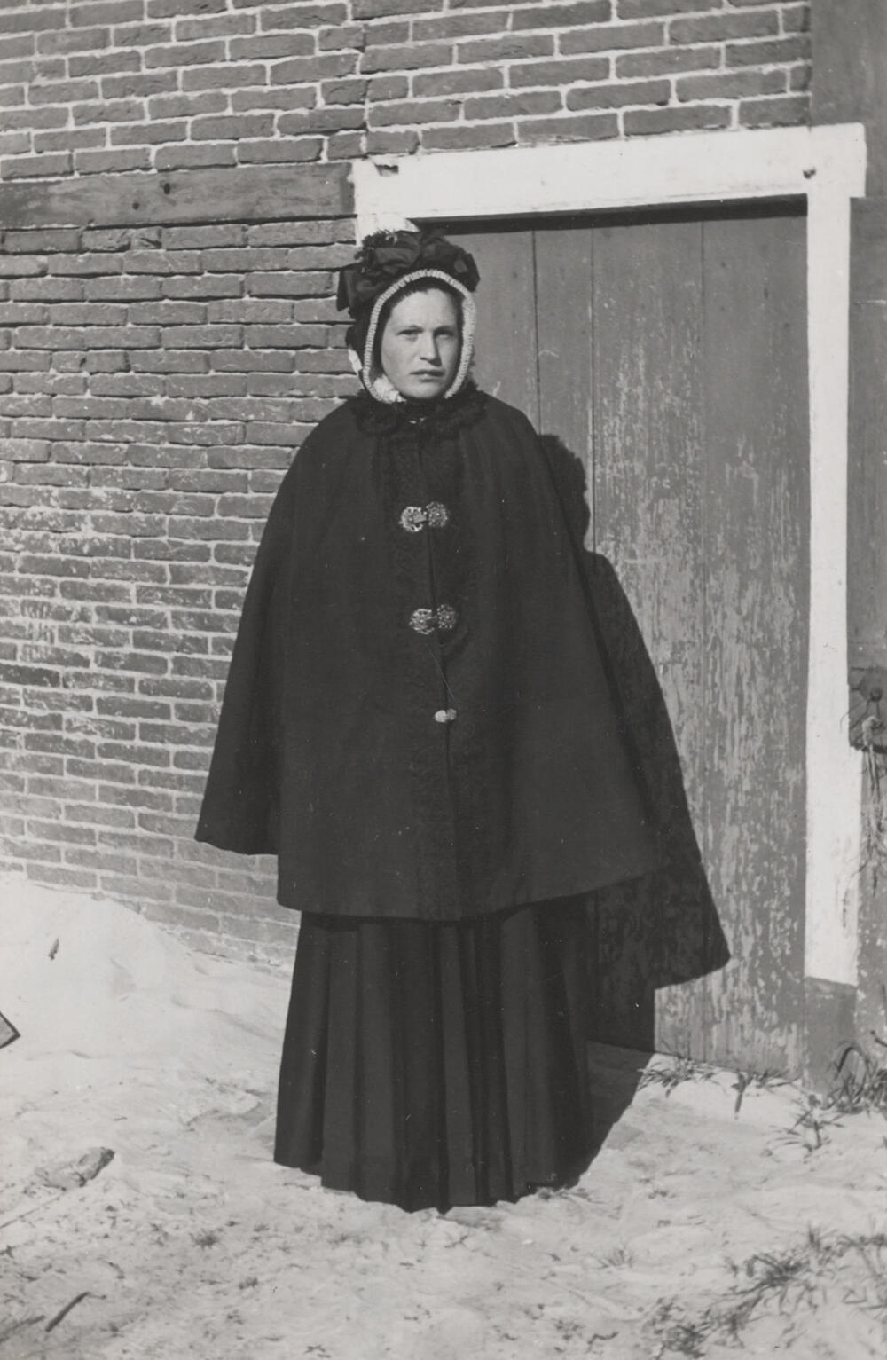 Vrouw verkleed in Drentse dracht, Oud Schoonebeek, 1946