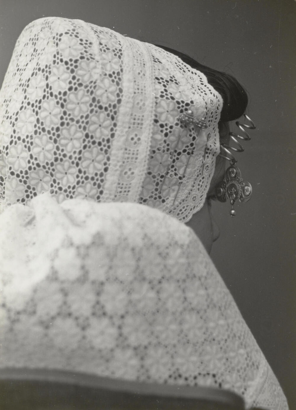 Kornelia Minderhoud uit Westkapelle in Walcherse dracht, 1950