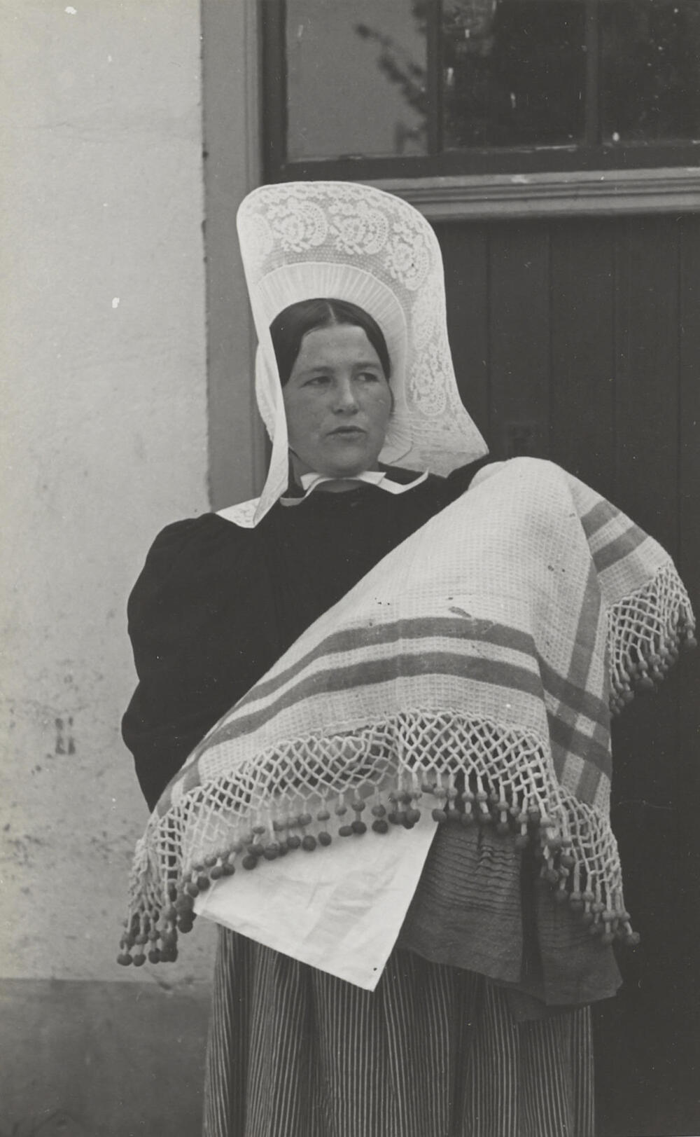 Vrouw en dopeling in streekdracht, Huizen, 1945