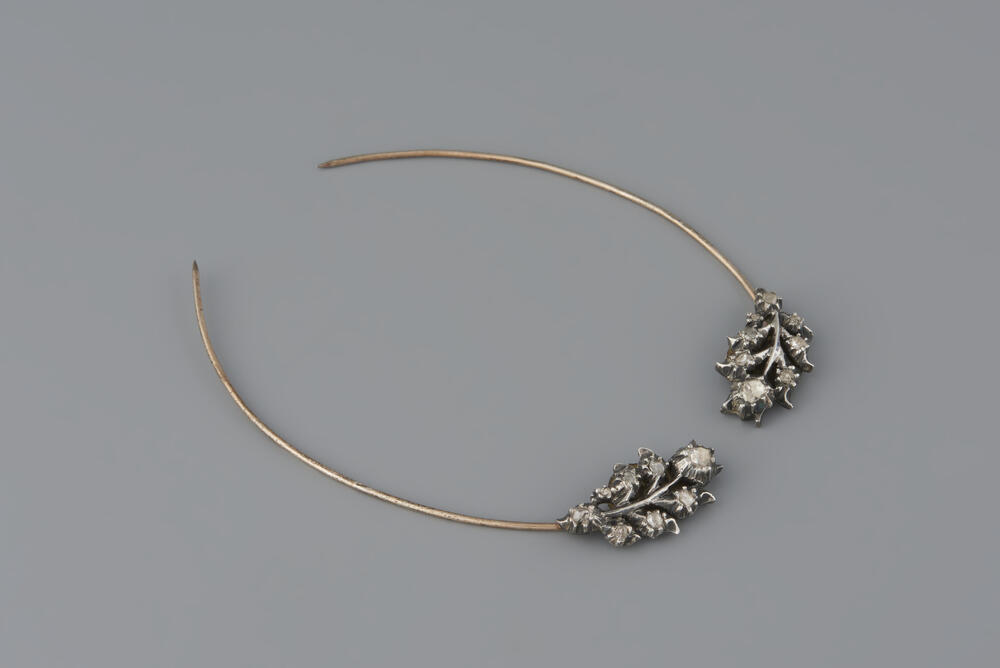 Paar zilveren zijspelden met diamanten, Noord-Holland, 1906–1926