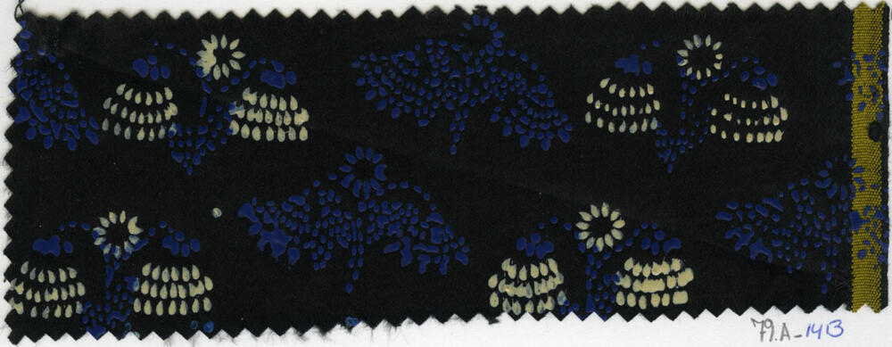 Zwart satijn met blauw-wit stipwerk, Staphorst, 1920–1980