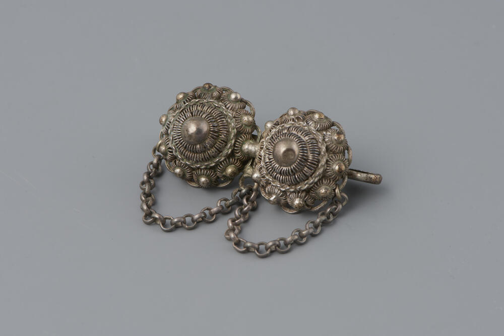 Zilveren 'doekbroche', Nieuw- en Sint Joosland, 1920–1950