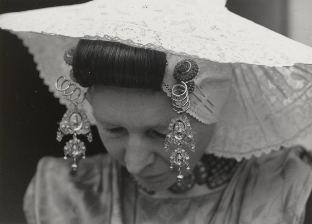 Elizabeth Baas in Nieuwlandse dracht, 1950