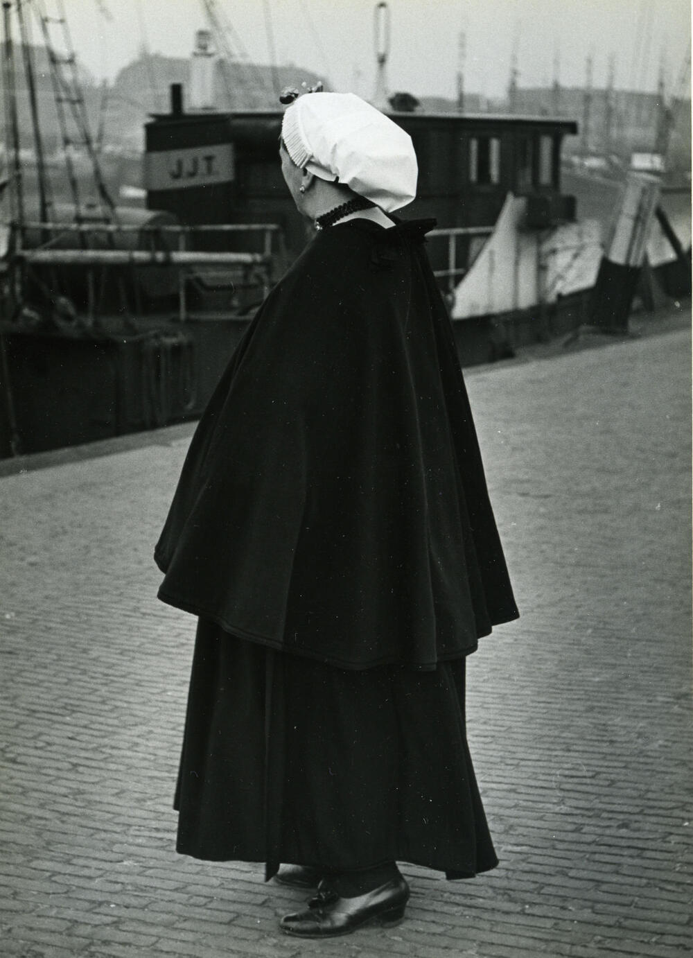 Vrouw in Scheveningse dracht, 1951