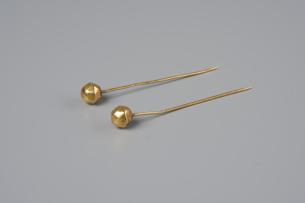 Paar gouden 'facetspelden', Tholen
