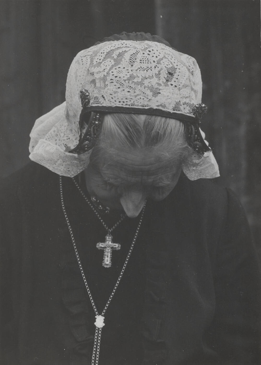Weduwe Smit in streekdracht uit Laren, 1952