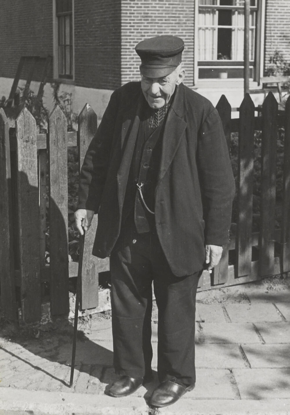 Boer in streekdracht, Huizen, 1945