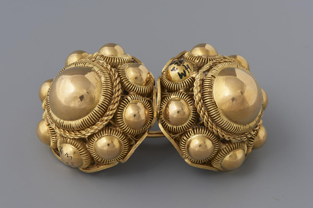 Paar gouden keelknopen, Zuid-Beveland, 1921–1954
