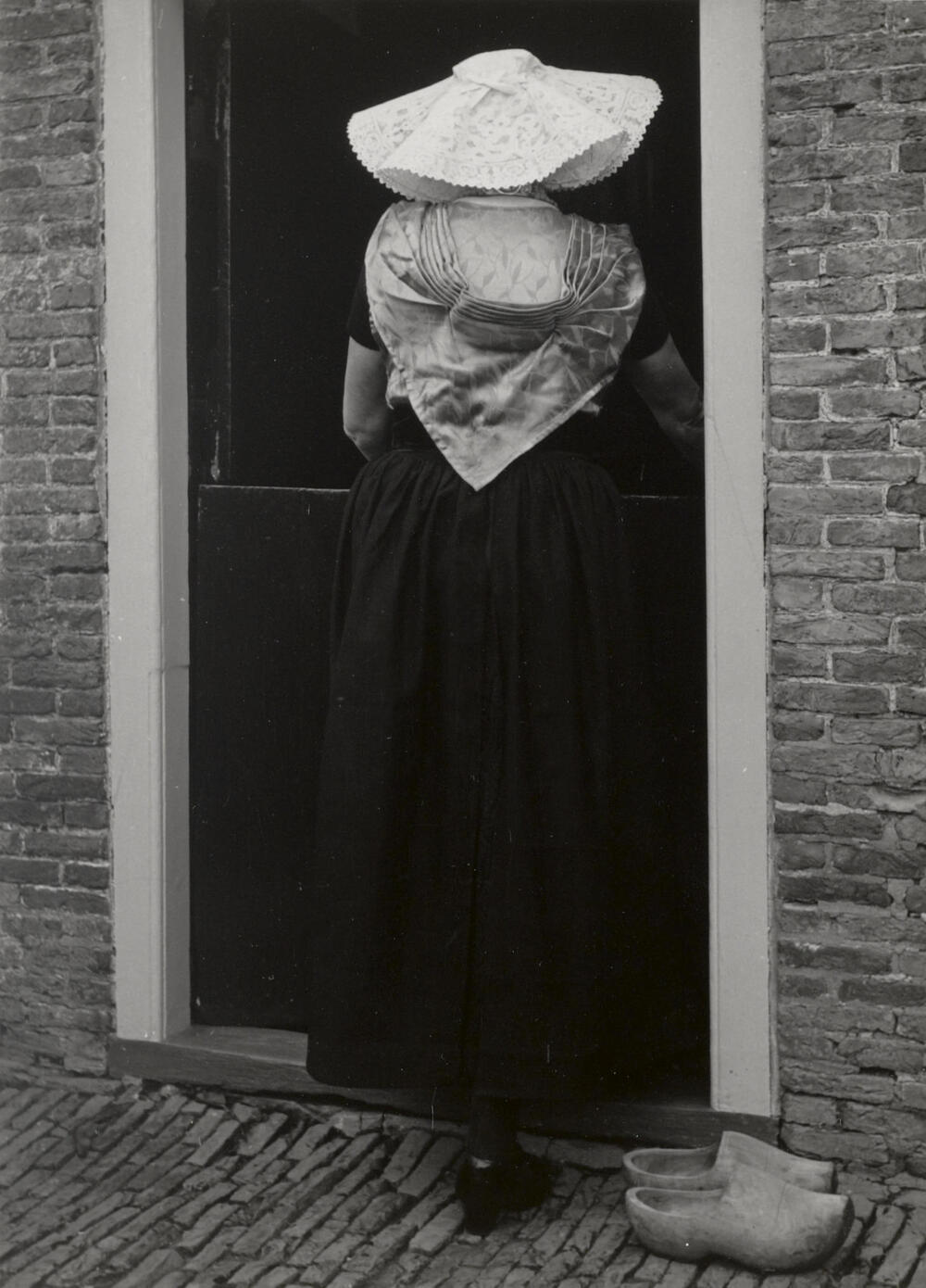Elizabeth Baas in Nieuwlandse dracht, 1950
