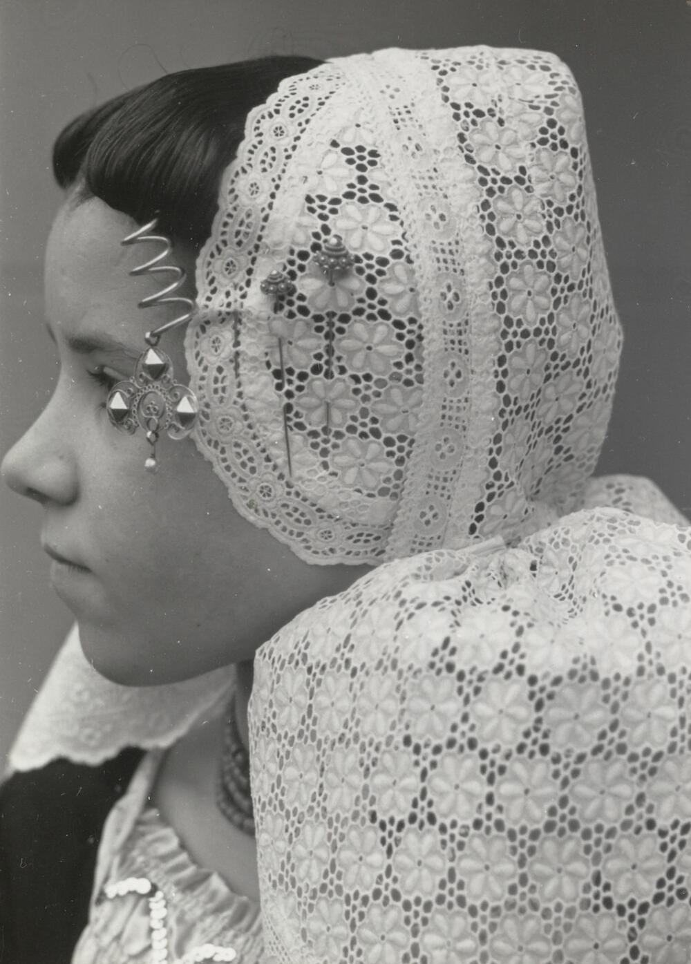 Kornelia Minderhoud uit Westkapelle in Walcherse dracht, 1950