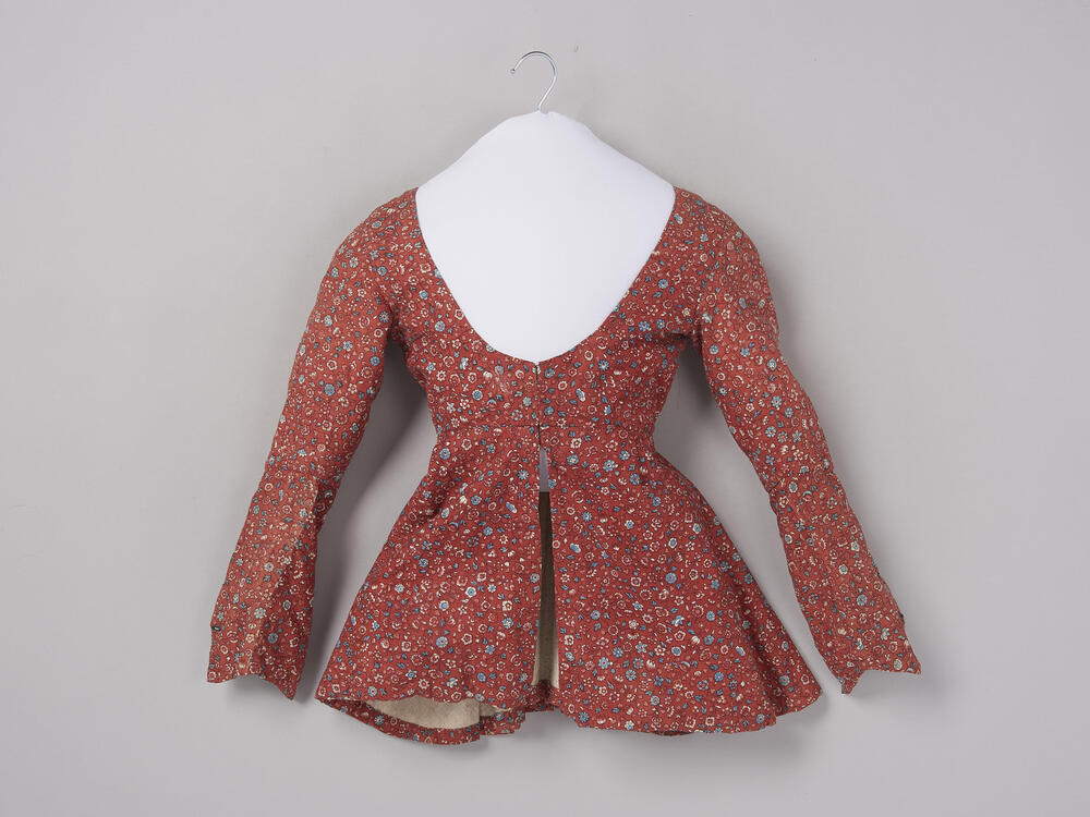 Gebloemd katoenen jak met rood fond, Bunschoten, 1800–1900