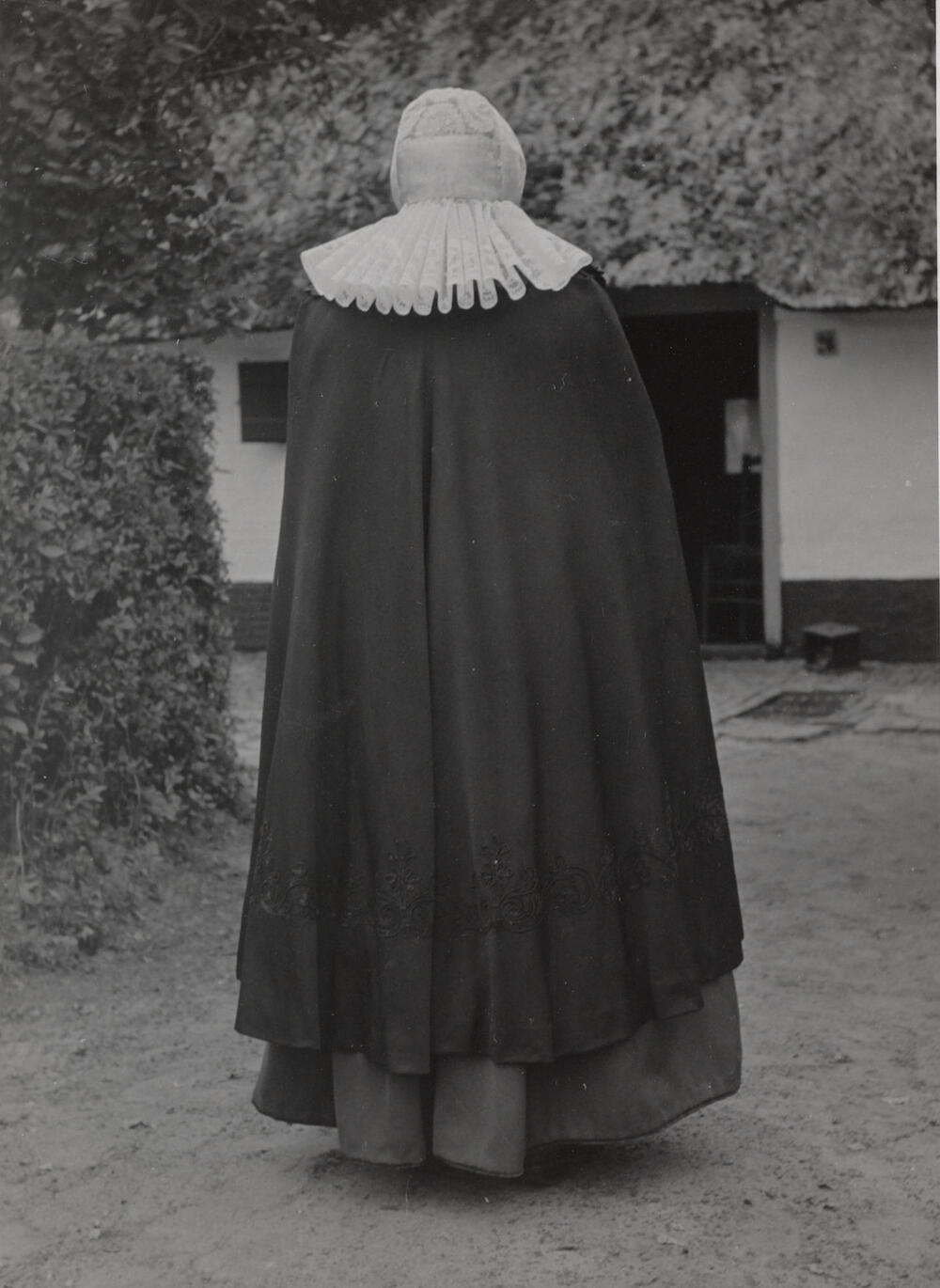 Antje Dorresteijn-Kuijer in streekdracht uit Soest, 1952