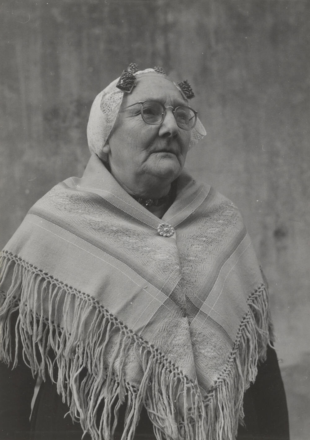 Petronella van Beelen in zondagse dracht, Noordwijk aan Zee, 1955