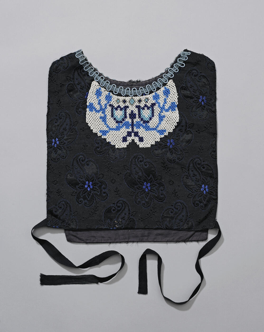 Beuk met 'kraaltjes-kraalwerk' voor lichte rouw, Axel, 1900–1962