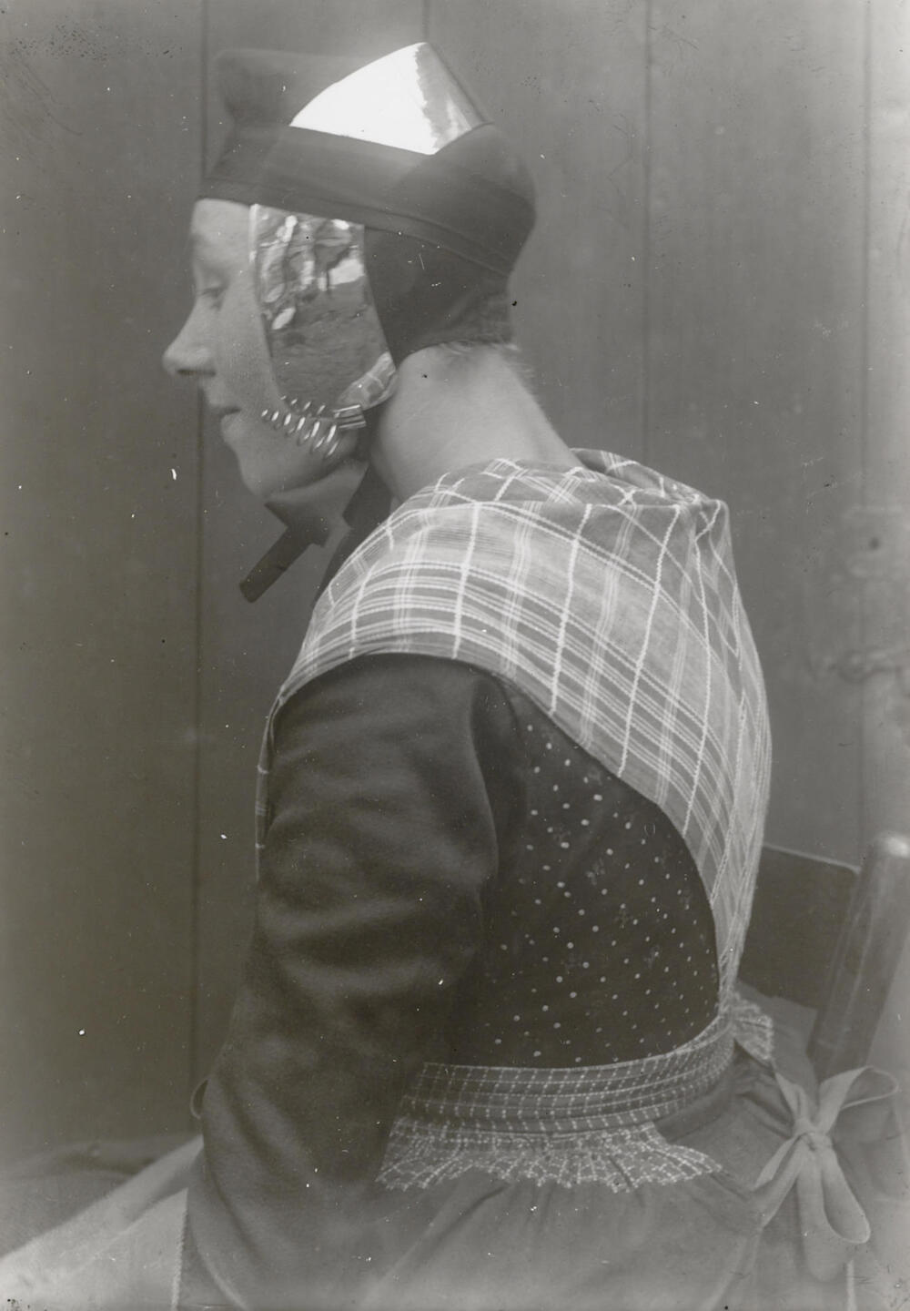 Vrouw in opknapdracht, Staphorst, circa 1915