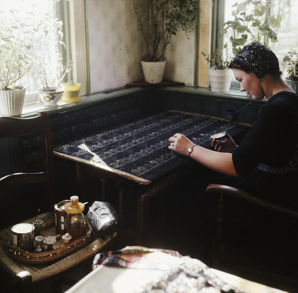 Drukster Jantje Vos aan het werk, Staphorst, 1964–1965