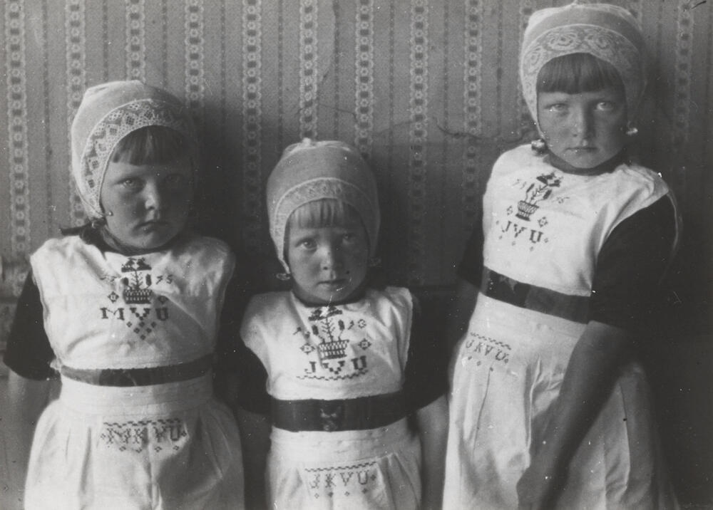 Drie meisjes in Urker dracht, circa 1916
