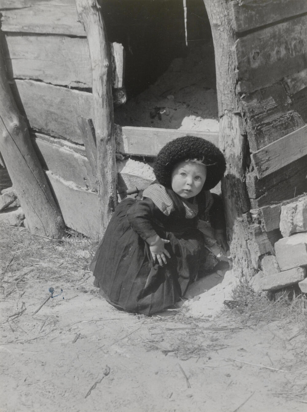 Meisje in Staphorster streekdracht, 1944