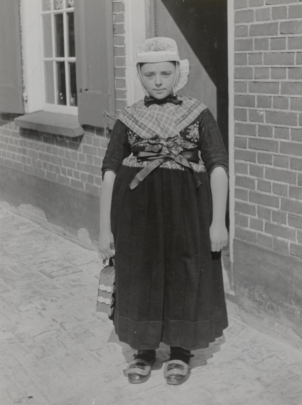 Beertje Veijer in kerkdracht, Rouveen, 1944