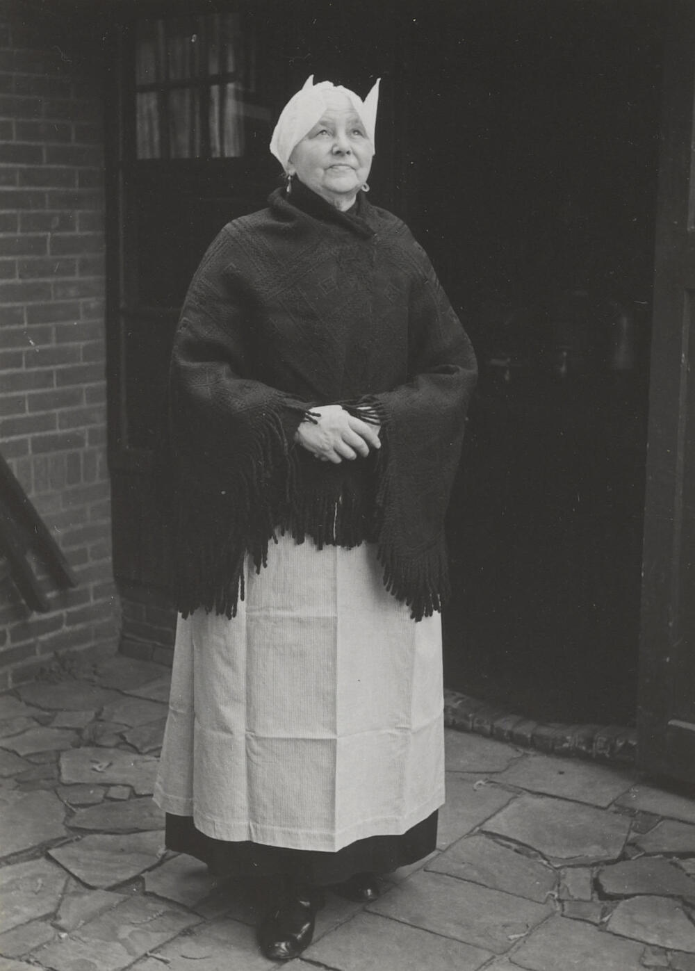 Mevrouw De Leeuw in streekdracht uit Laren, 1952