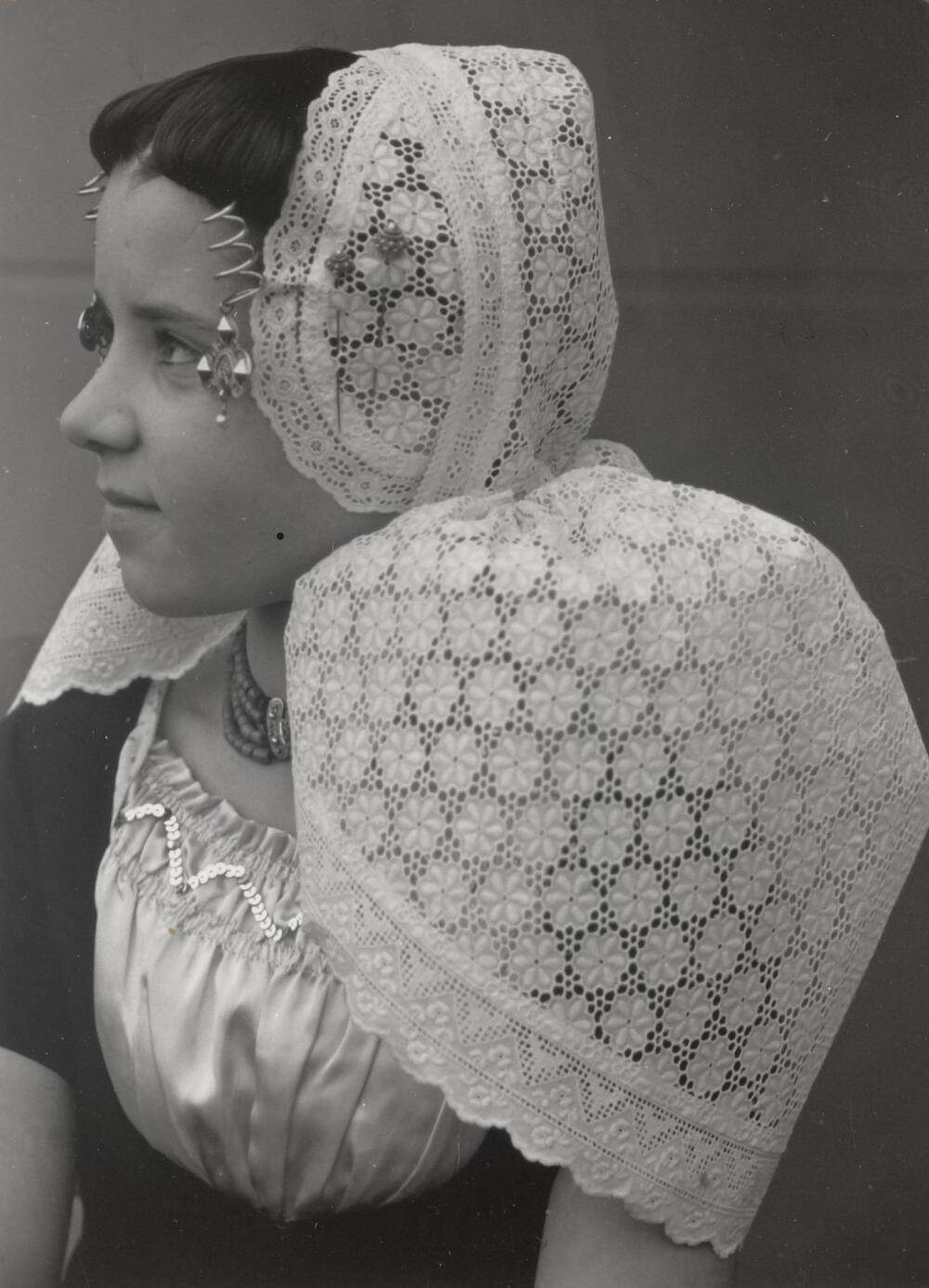 Kornelia Minderhoud uit Westkapelle in Walcherse dracht, 1950