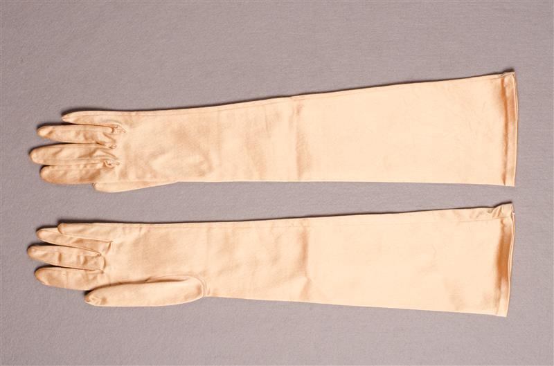 Paar damesavondhandschoenen behorend bij ensemble