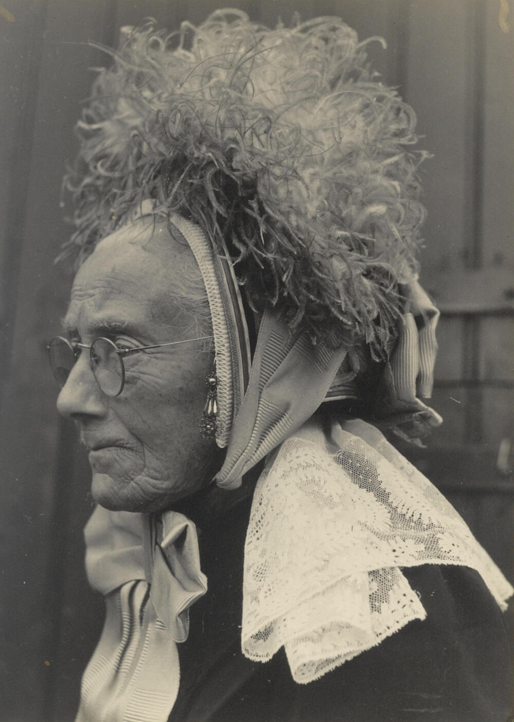 Weduwe Smit-Reinders uit Veessen in Gelderse dracht, 1945