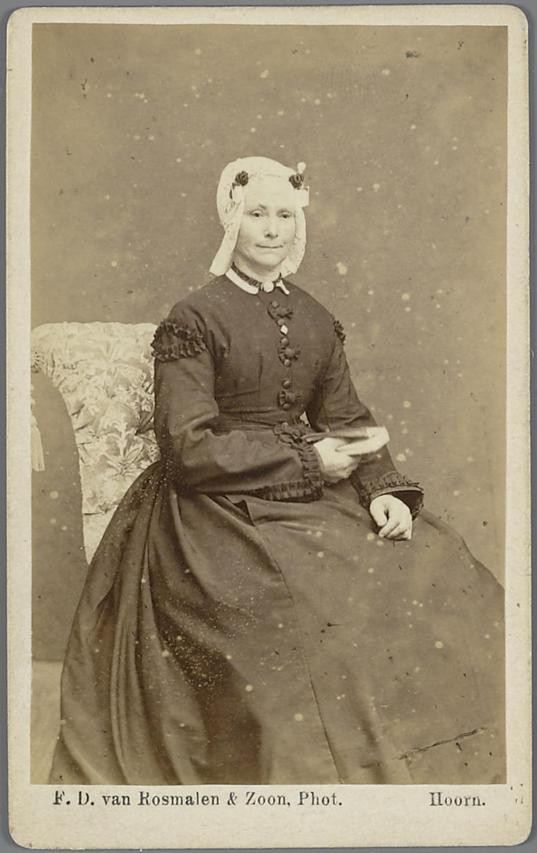 Vrouw in West-Friese streekdracht, circa 1875